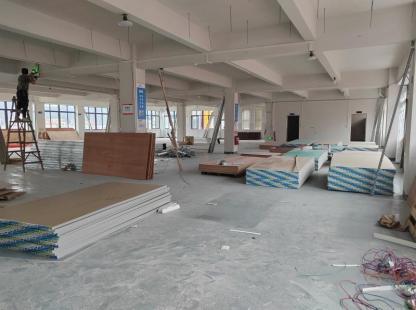 Decorating  the  showroom 